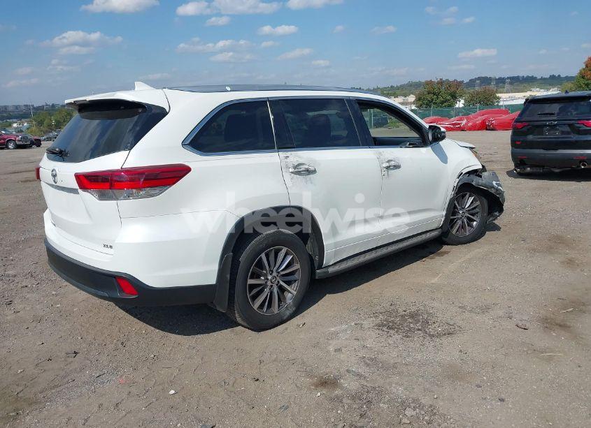 Photo 4 of 2018 Toyota Highlander XLE (VIN 5TDKZRFHXJS548361)