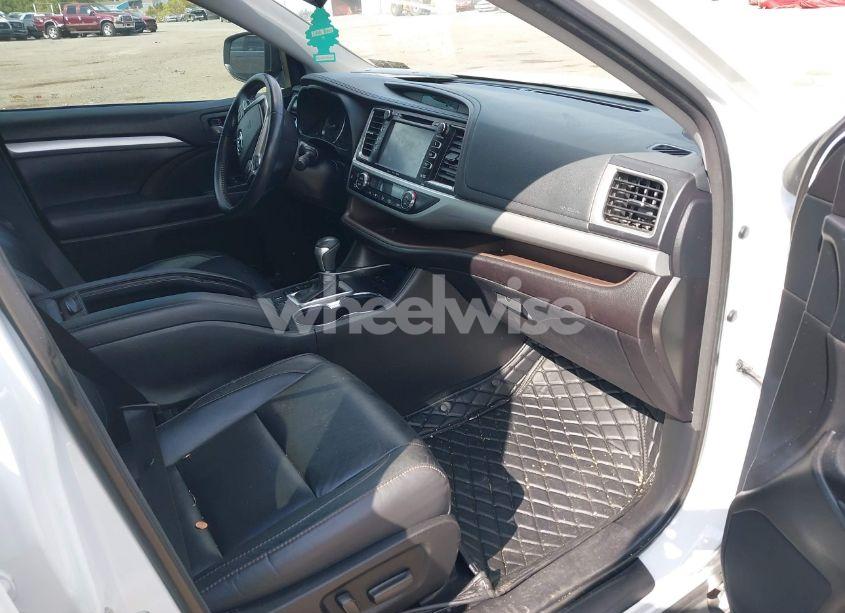 Photo 5 of 2018 Toyota Highlander XLE (VIN 5TDKZRFHXJS548361)