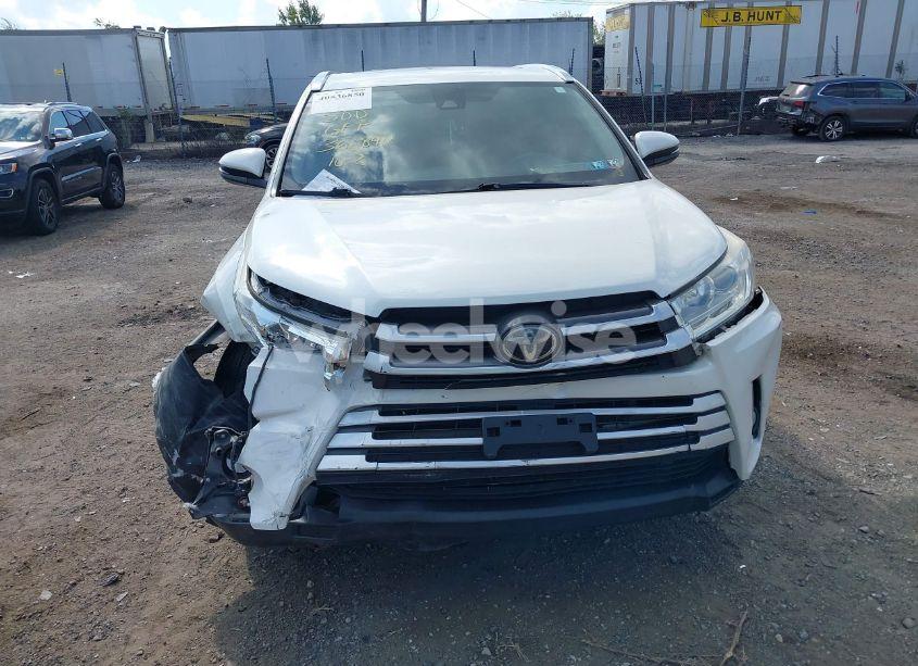 Photo 6 of 2018 Toyota Highlander XLE (VIN 5TDKZRFHXJS548361)