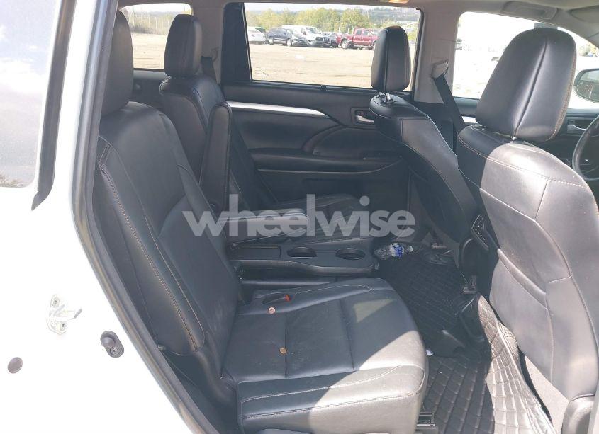 Photo 8 of 2018 Toyota Highlander XLE (VIN 5TDKZRFHXJS548361)