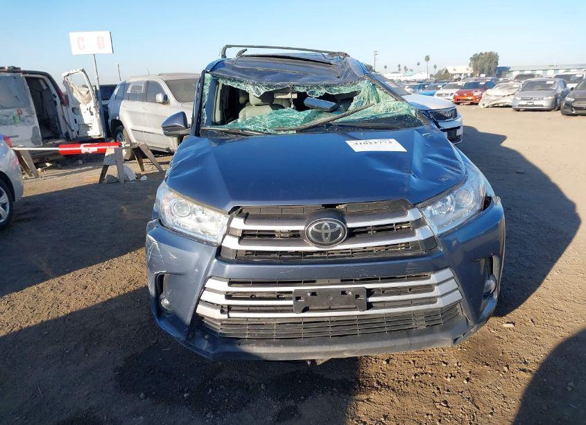 Photo 11 of 2019 Toyota Highlander XLE (VIN 5TDKZRFHXKS291459)