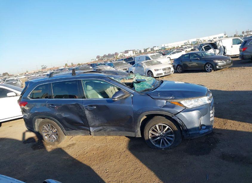 Photo 12 of 2019 Toyota Highlander XLE (VIN 5TDKZRFHXKS291459)