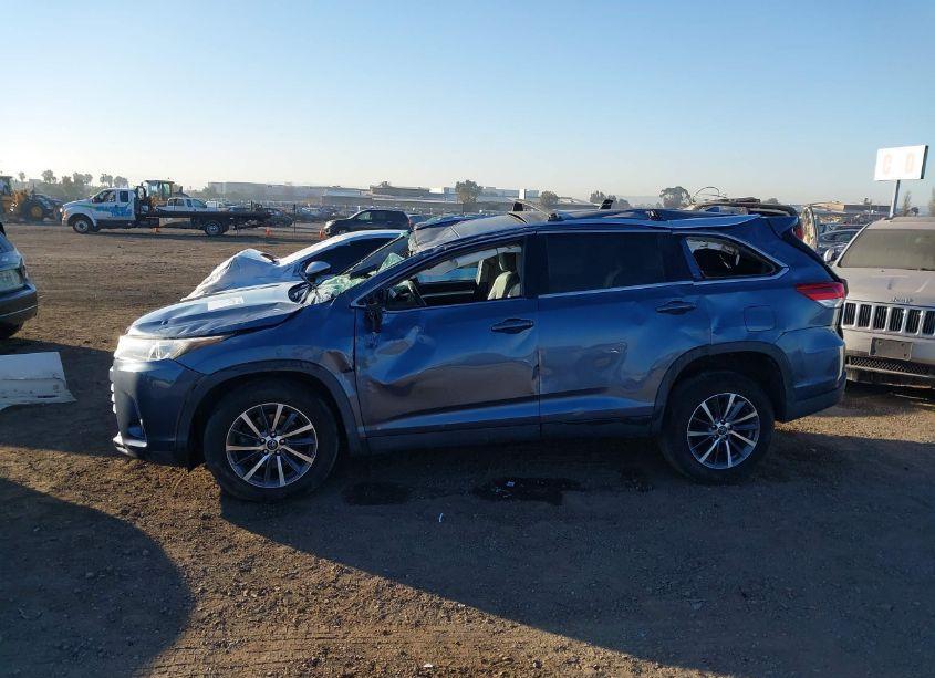 Photo 13 of 2019 Toyota Highlander XLE (VIN 5TDKZRFHXKS291459)