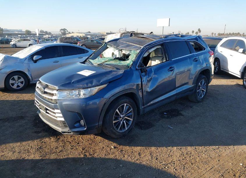 Photo 2 of 2019 Toyota Highlander XLE (VIN 5TDKZRFHXKS291459)