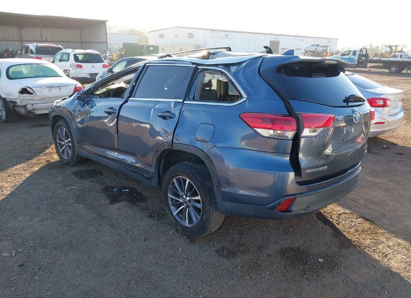Photo 3 of 2019 Toyota Highlander XLE (VIN 5TDKZRFHXKS291459)
