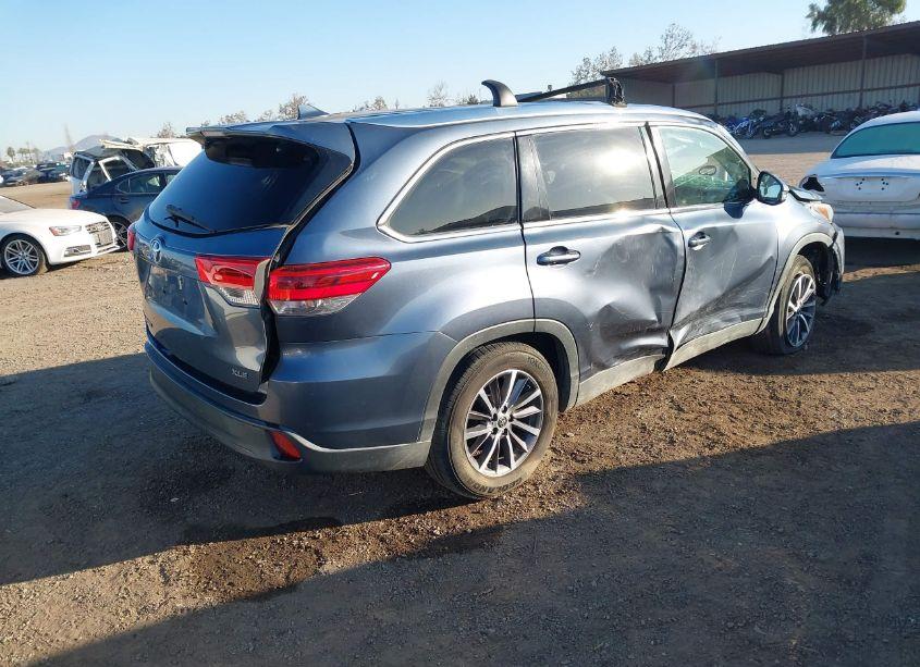 Photo 4 of 2019 Toyota Highlander XLE (VIN 5TDKZRFHXKS291459)
