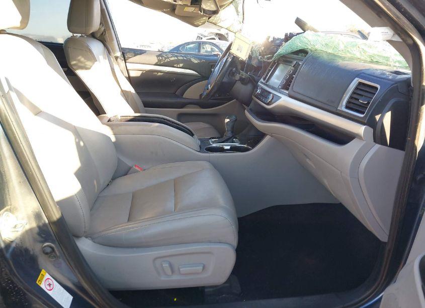 Photo 5 of 2019 Toyota Highlander XLE (VIN 5TDKZRFHXKS291459)