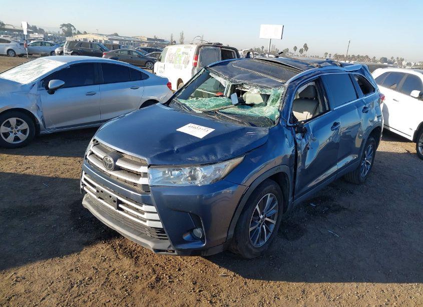 Photo 6 of 2019 Toyota Highlander XLE (VIN 5TDKZRFHXKS291459)