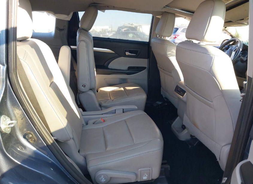 Photo 8 of 2019 Toyota Highlander XLE (VIN 5TDKZRFHXKS291459)