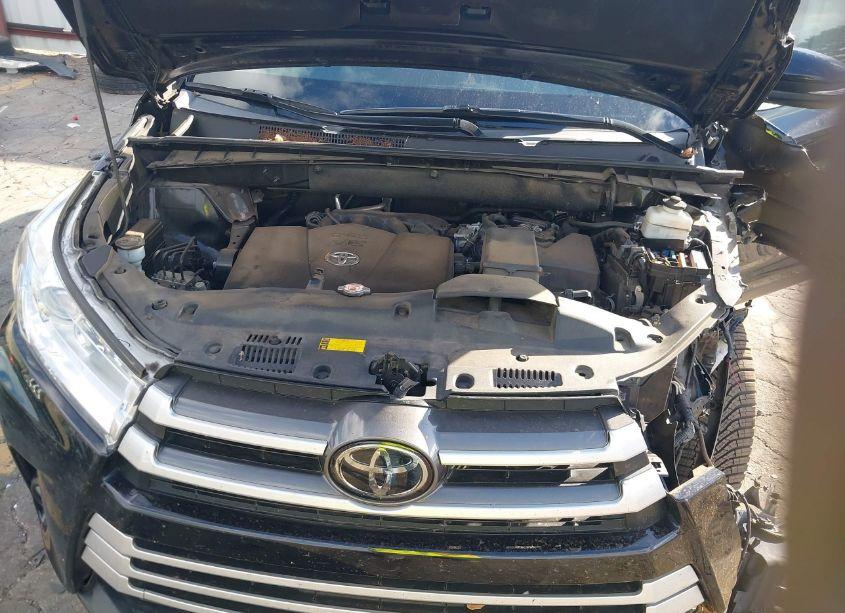 Photo 10 of 2019 Toyota Highlander XLE (VIN 5TDKZRFHXKS557501)