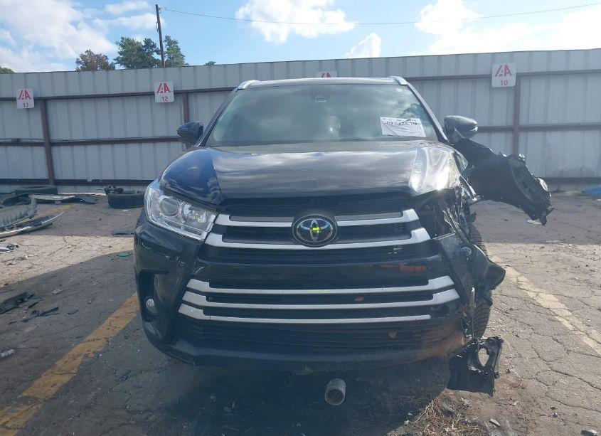 Photo 12 of 2019 Toyota Highlander XLE (VIN 5TDKZRFHXKS557501)