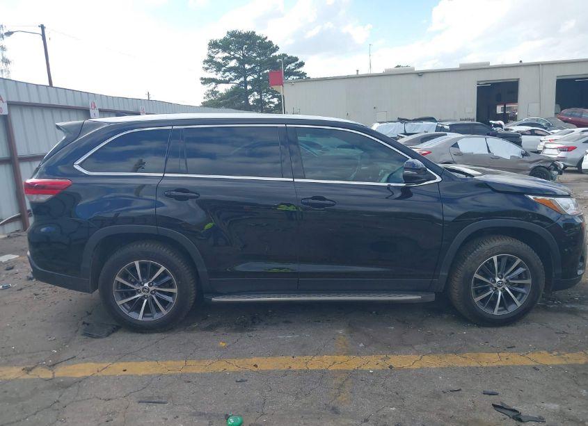 Photo 13 of 2019 Toyota Highlander XLE (VIN 5TDKZRFHXKS557501)