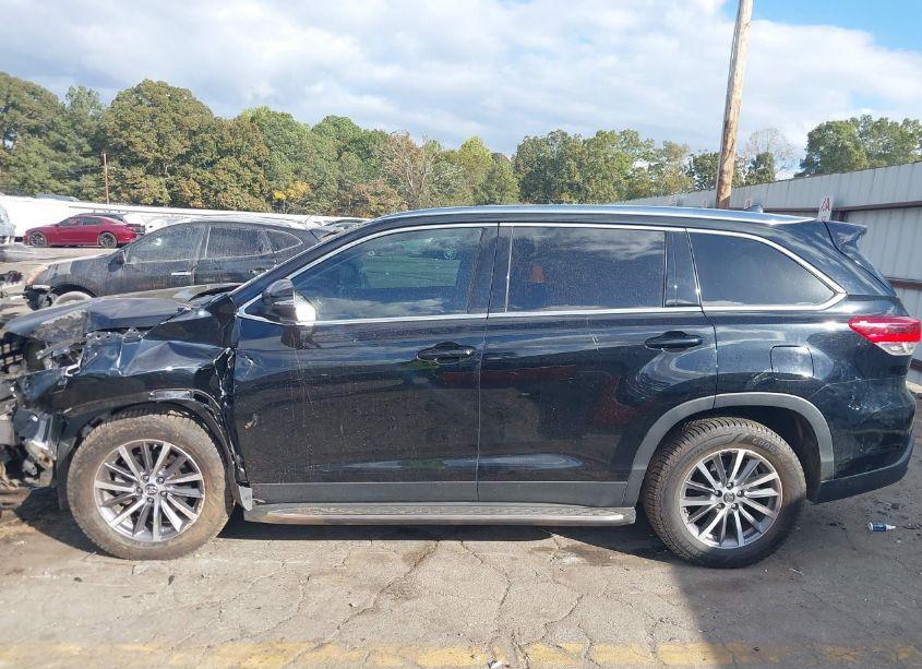 Photo 14 of 2019 Toyota Highlander XLE (VIN 5TDKZRFHXKS557501)