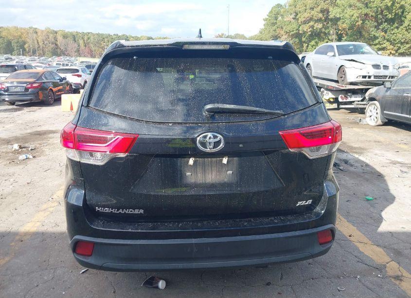Photo 16 of 2019 Toyota Highlander XLE (VIN 5TDKZRFHXKS557501)
