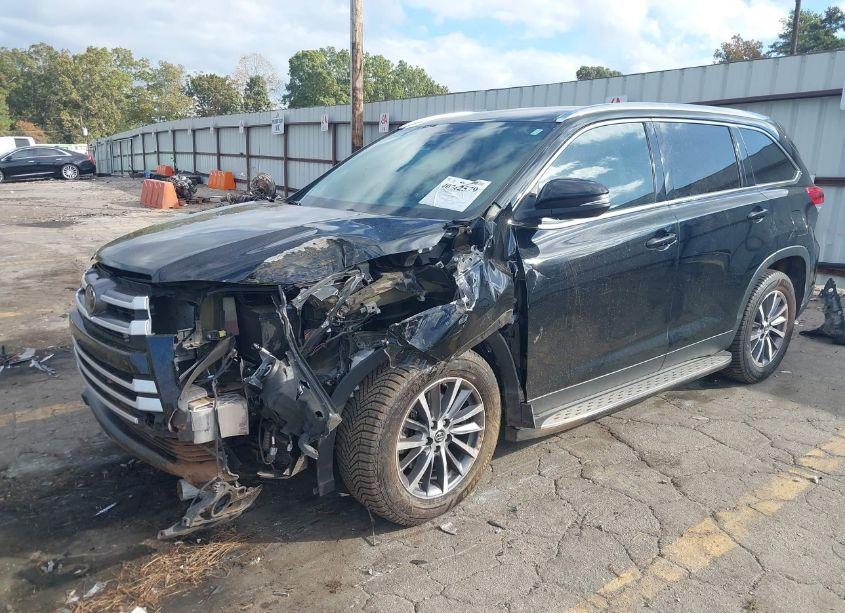Photo 2 of 2019 Toyota Highlander XLE (VIN 5TDKZRFHXKS557501)