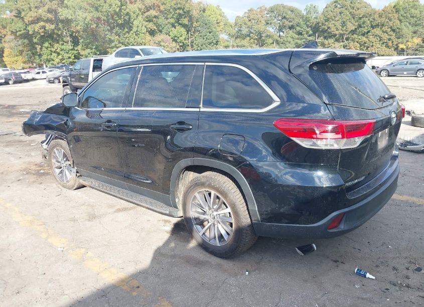 Photo 3 of 2019 Toyota Highlander XLE (VIN 5TDKZRFHXKS557501)