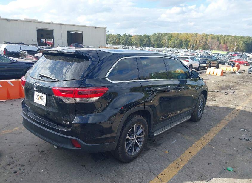 Photo 4 of 2019 Toyota Highlander XLE (VIN 5TDKZRFHXKS557501)