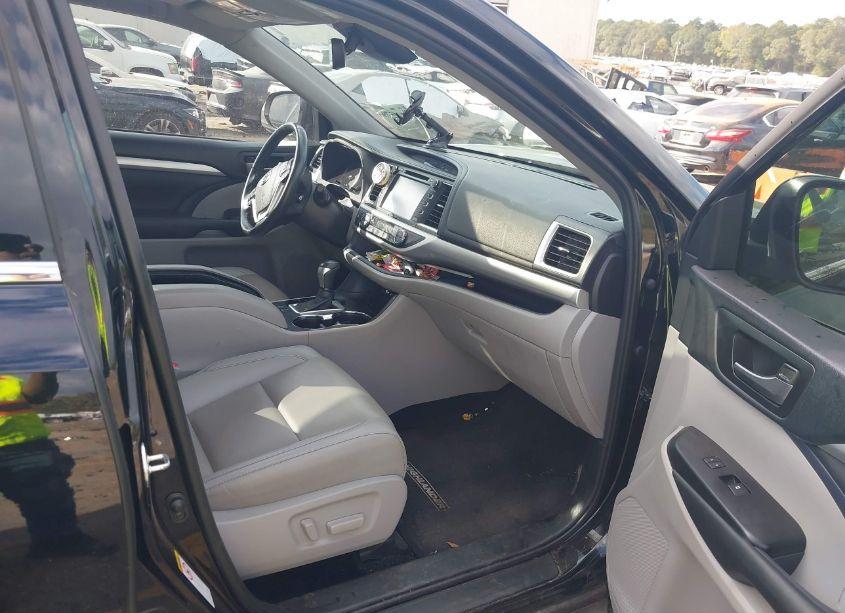 Photo 5 of 2019 Toyota Highlander XLE (VIN 5TDKZRFHXKS557501)