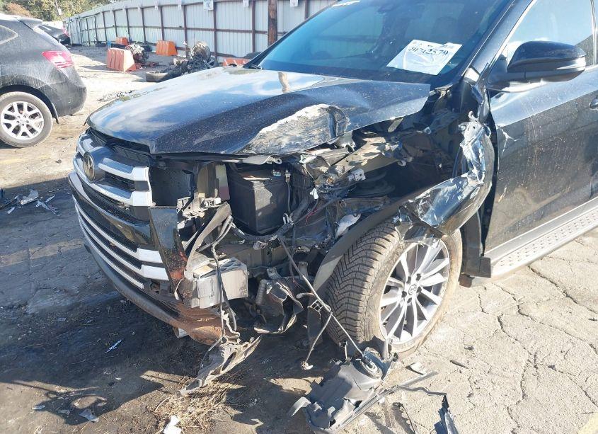 Photo 6 of 2019 Toyota Highlander XLE (VIN 5TDKZRFHXKS557501)