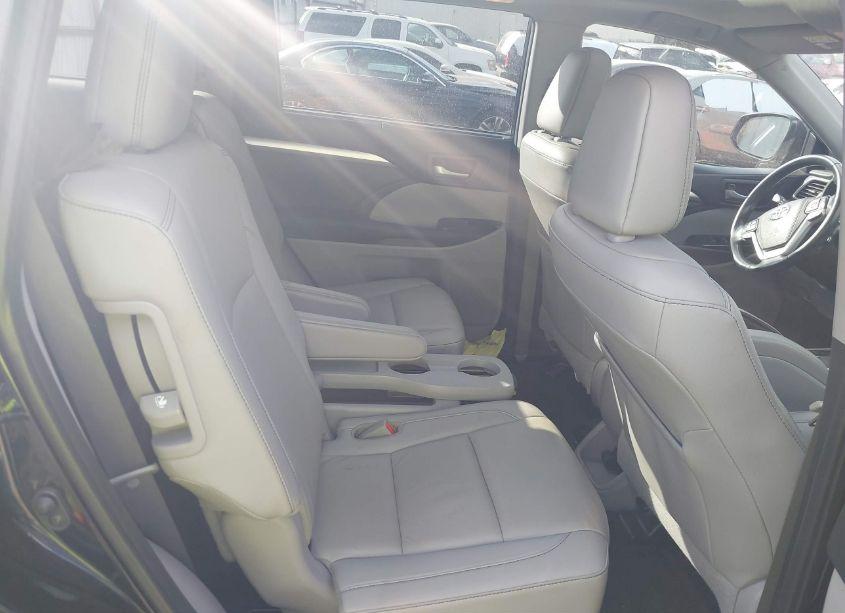 Photo 8 of 2019 Toyota Highlander XLE (VIN 5TDKZRFHXKS557501)