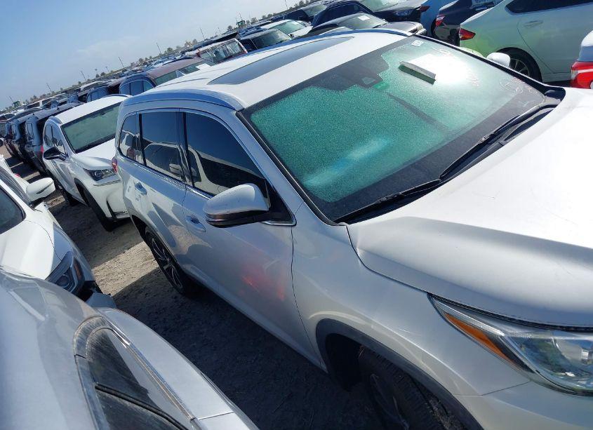 Photo 13 of 2019 Toyota Highlander XLE (VIN 5TDKZRFHXKS565694)