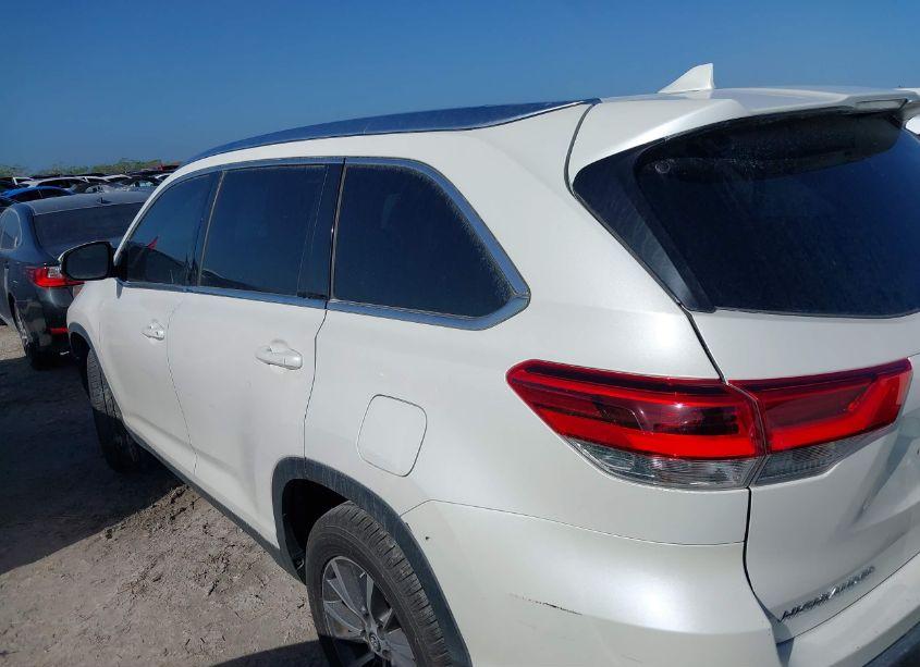 Photo 14 of 2019 Toyota Highlander XLE (VIN 5TDKZRFHXKS565694)