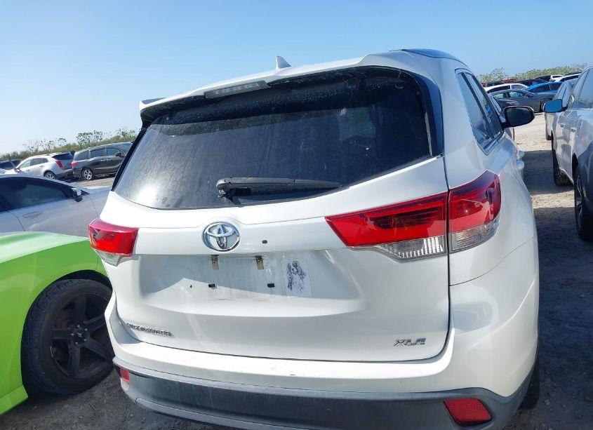 Photo 16 of 2019 Toyota Highlander XLE (VIN 5TDKZRFHXKS565694)