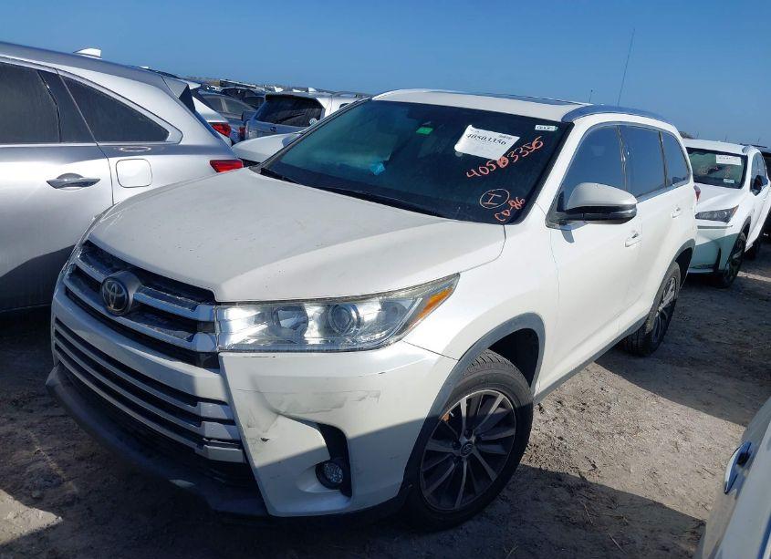 Photo 2 of 2019 Toyota Highlander XLE (VIN 5TDKZRFHXKS565694)