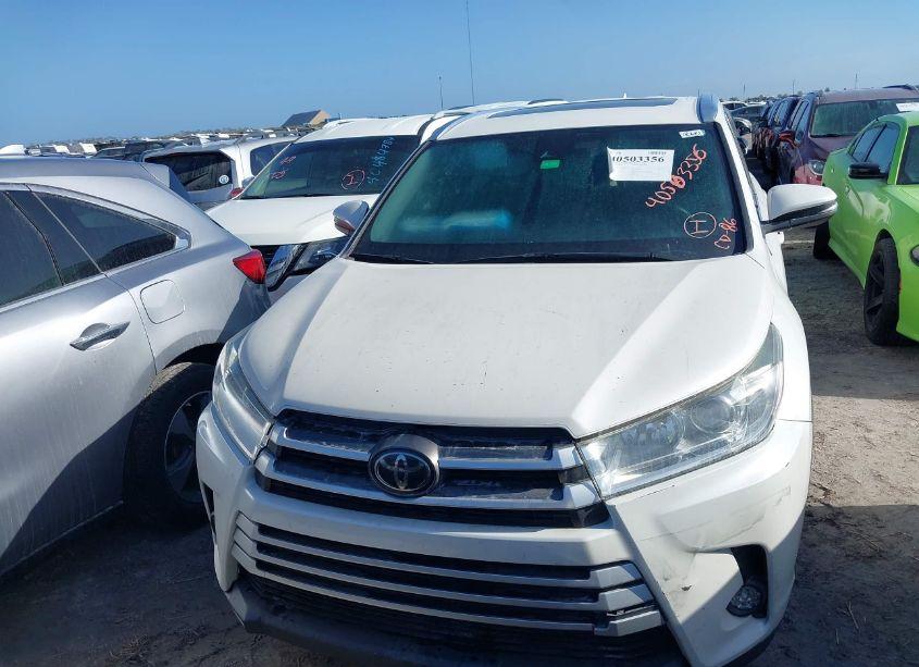 Photo 6 of 2019 Toyota Highlander XLE (VIN 5TDKZRFHXKS565694)