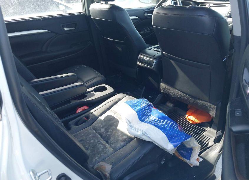 Photo 8 of 2019 Toyota Highlander XLE (VIN 5TDKZRFHXKS565694)