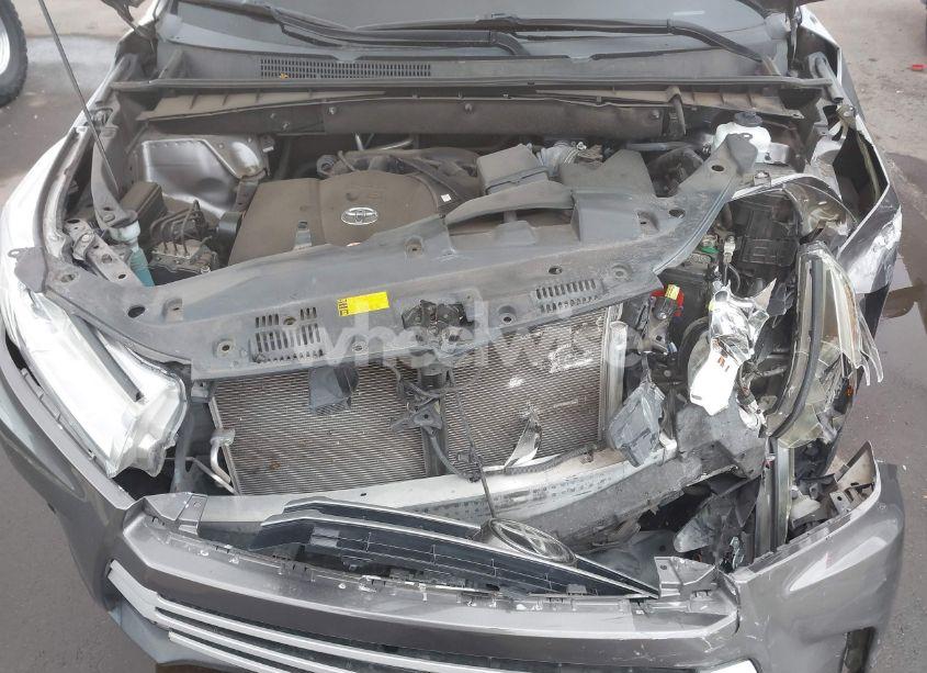 Photo 10 of 2019 Toyota Highlander XLE (VIN 5TDKZRFHXKS567882)