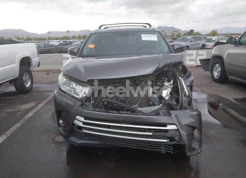 Photo 11 of 2019 Toyota Highlander XLE (VIN 5TDKZRFHXKS567882)