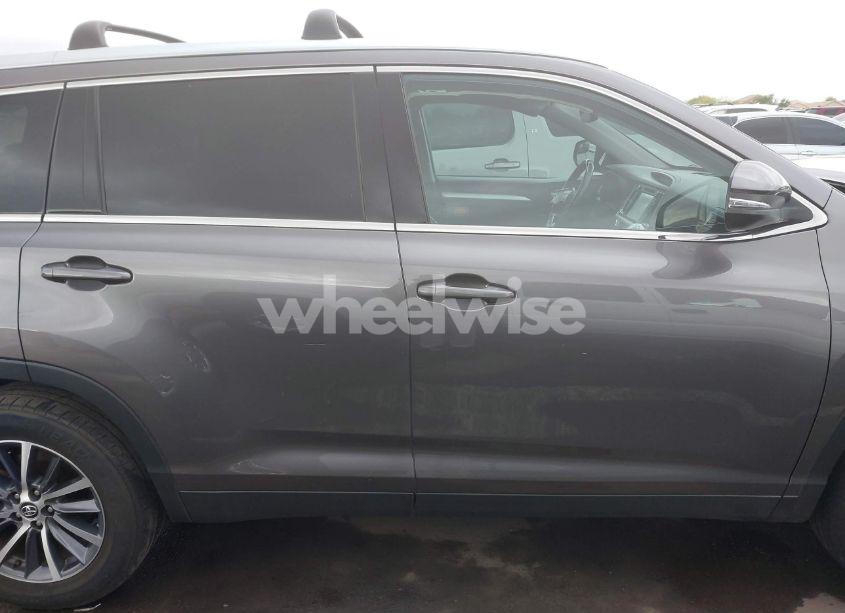 Photo 12 of 2019 Toyota Highlander XLE (VIN 5TDKZRFHXKS567882)