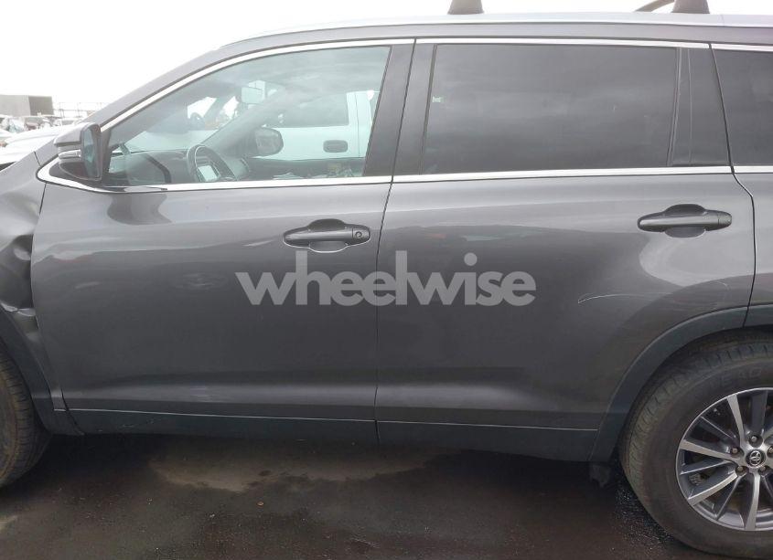 Photo 13 of 2019 Toyota Highlander XLE (VIN 5TDKZRFHXKS567882)