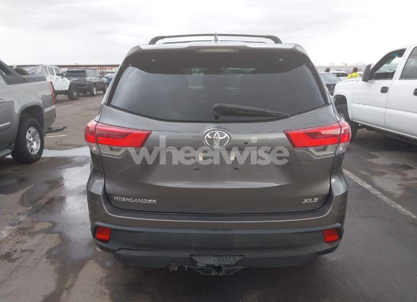 Photo 15 of 2019 Toyota Highlander XLE (VIN 5TDKZRFHXKS567882)
