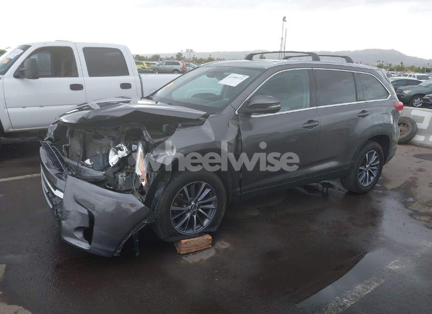 Photo 2 of 2019 Toyota Highlander XLE (VIN 5TDKZRFHXKS567882)