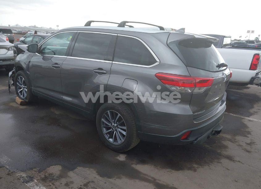 Photo 3 of 2019 Toyota Highlander XLE (VIN 5TDKZRFHXKS567882)