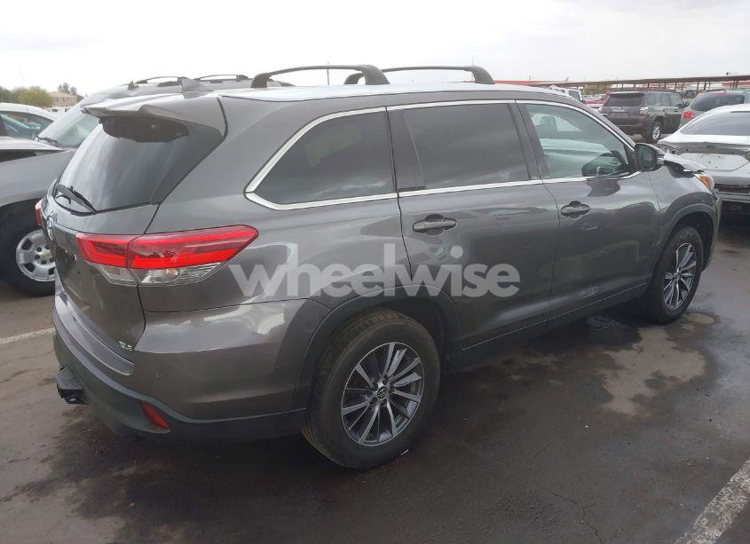 Photo 4 of 2019 Toyota Highlander XLE (VIN 5TDKZRFHXKS567882)