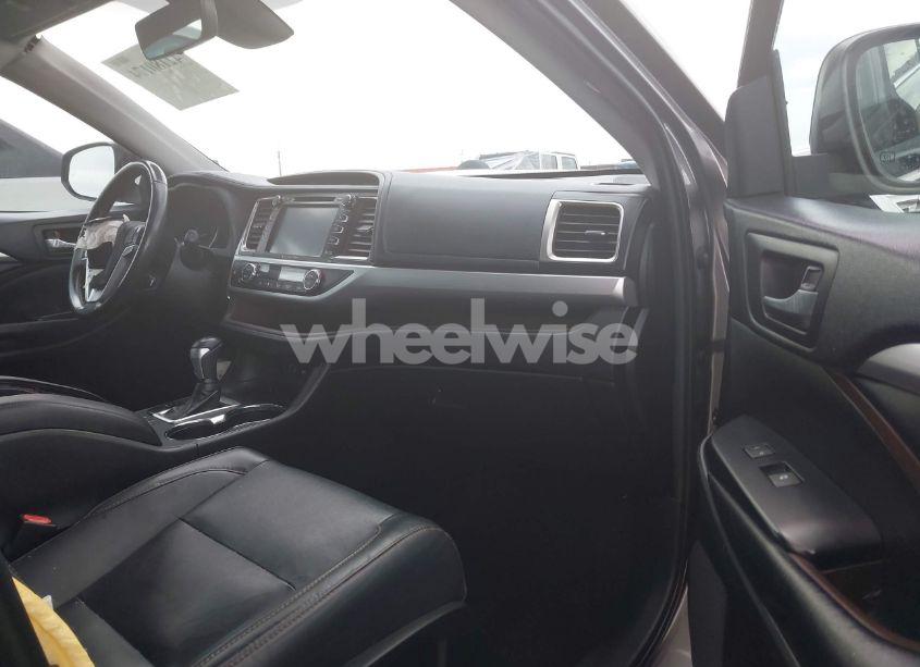 Photo 5 of 2019 Toyota Highlander XLE (VIN 5TDKZRFHXKS567882)