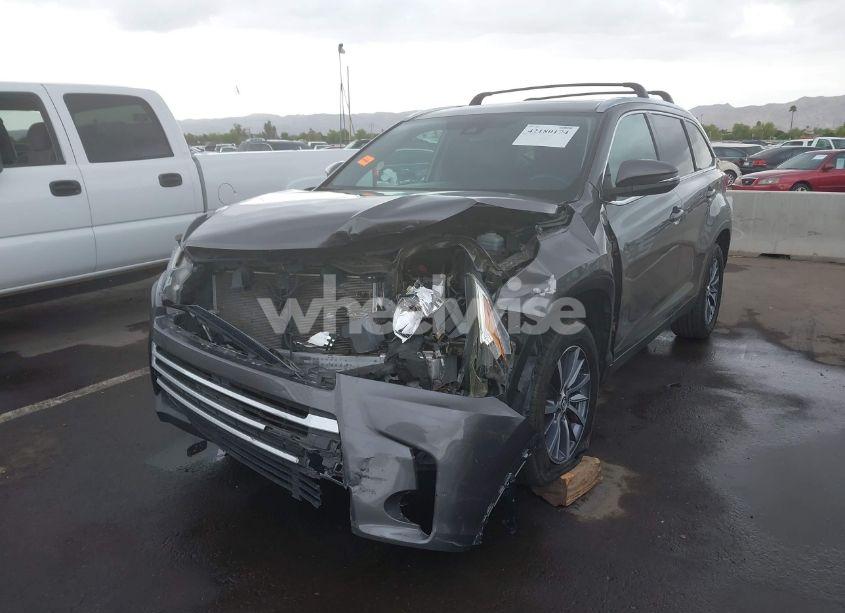 Photo 6 of 2019 Toyota Highlander XLE (VIN 5TDKZRFHXKS567882)
