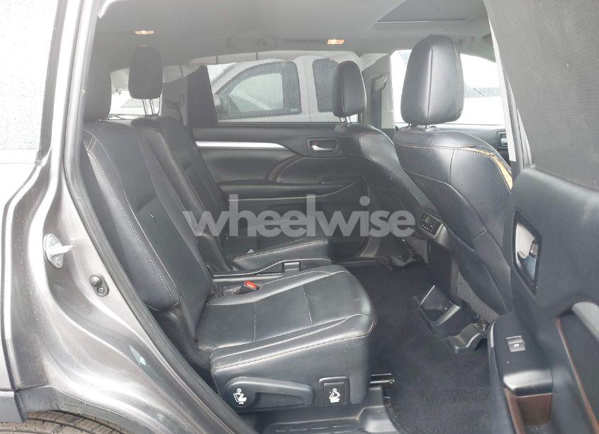 Photo 8 of 2019 Toyota Highlander XLE (VIN 5TDKZRFHXKS567882)