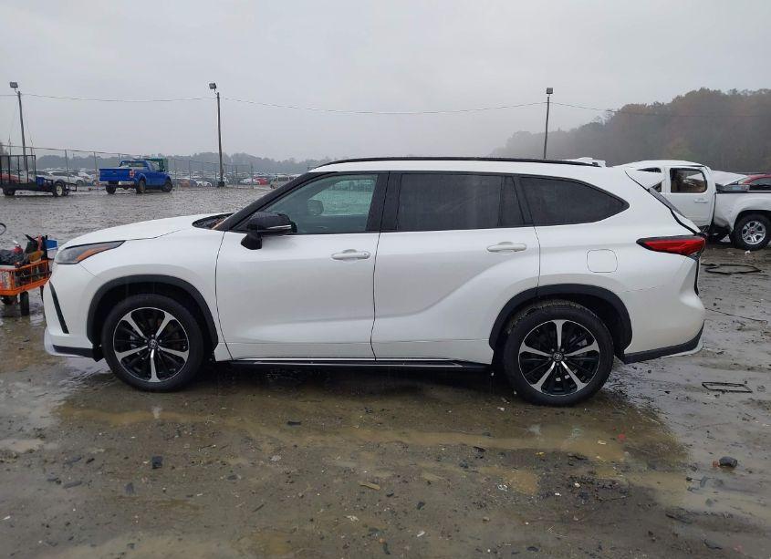 Photo 14 of 2021 Toyota Highlander XSE (VIN 5TDLZRAH3MS061972)