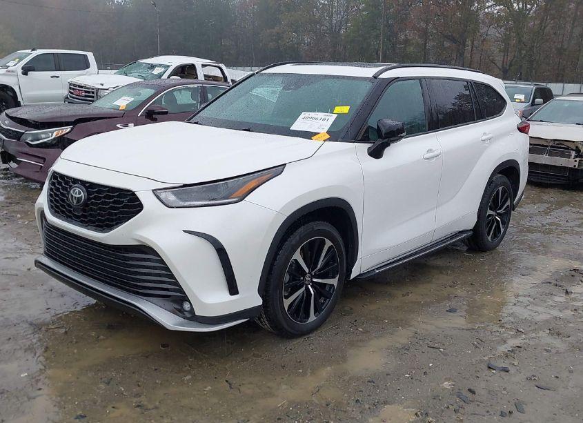 Photo 2 of 2021 Toyota Highlander XSE (VIN 5TDLZRAH3MS061972)