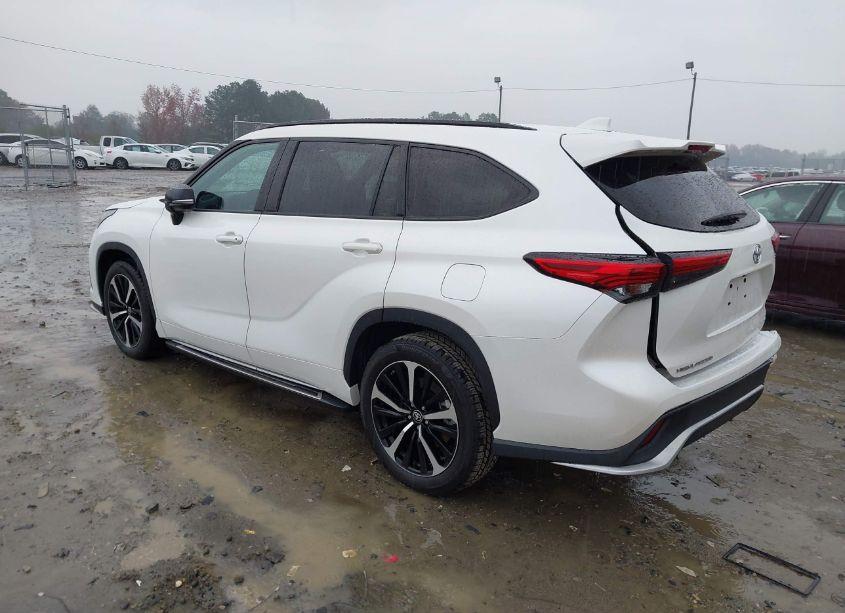 Photo 3 of 2021 Toyota Highlander XSE (VIN 5TDLZRAH3MS061972)