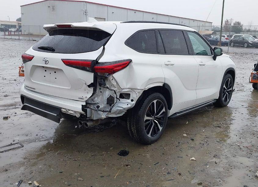 Photo 4 of 2021 Toyota Highlander XSE (VIN 5TDLZRAH3MS061972)