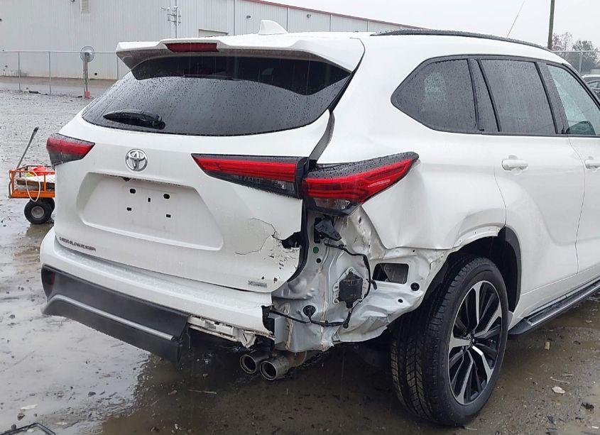 Photo 6 of 2021 Toyota Highlander XSE (VIN 5TDLZRAH3MS061972)