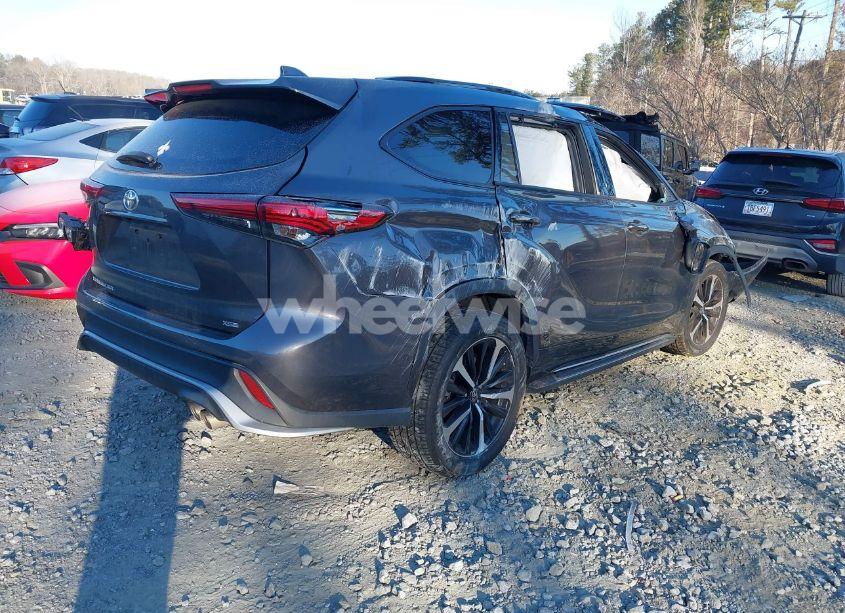 Photo 4 of 2021 Toyota Highlander XSE (VIN 5TDLZRAH4MS061236)