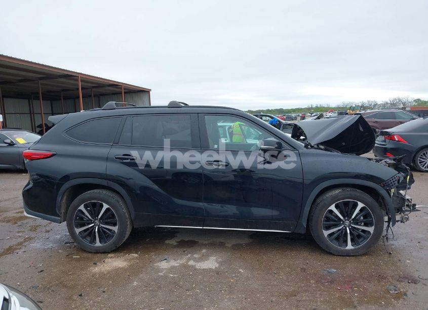 Photo 14 of 2021 Toyota Highlander XSE (VIN 5TDLZRAH5MS039469)