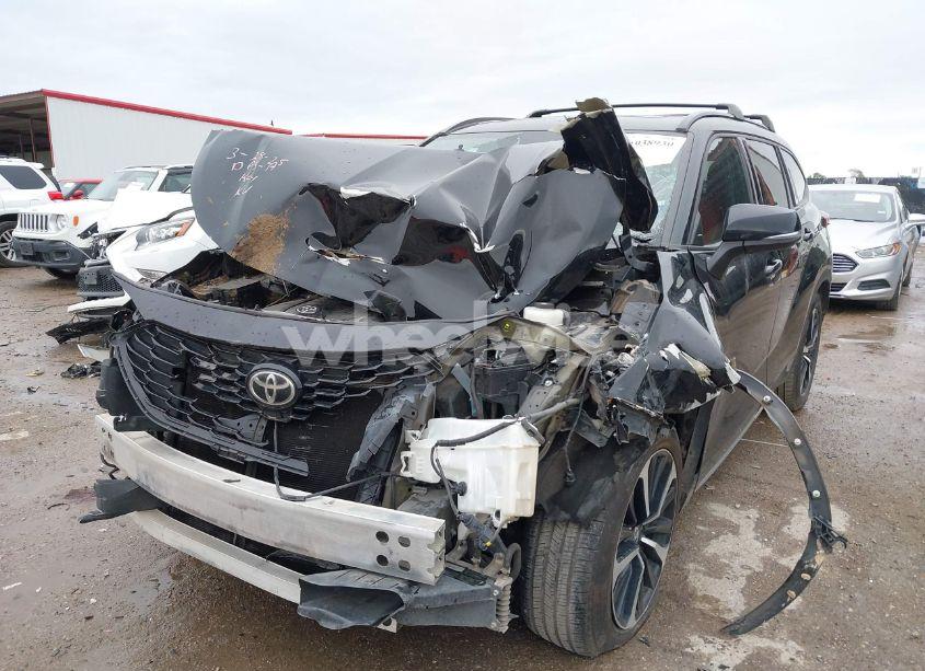 Photo 2 of 2021 Toyota Highlander XSE (VIN 5TDLZRAH5MS039469)