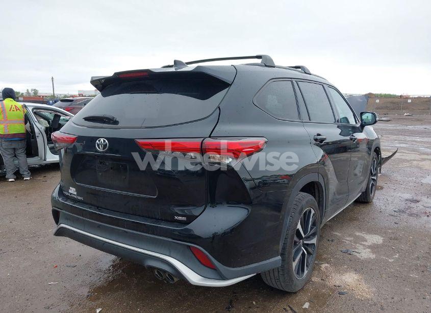 Photo 4 of 2021 Toyota Highlander XSE (VIN 5TDLZRAH5MS039469)